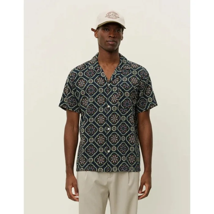 Les Deux Lukas AOP Tapestry SS Shirt In Dark Navy
